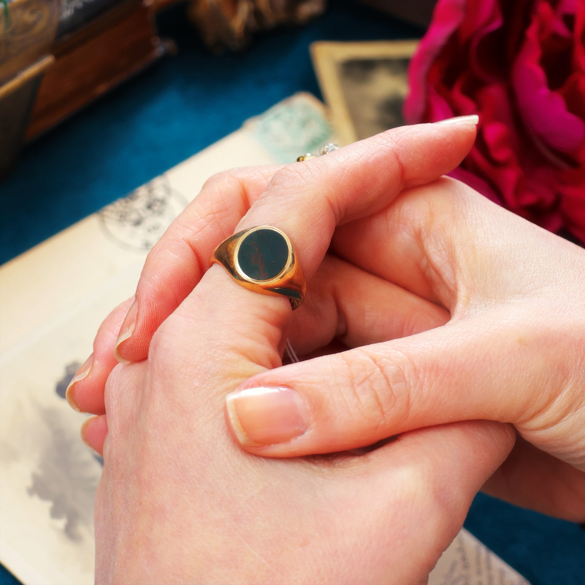 Date 1997 9ct Gold Bloodstone Signet Ring