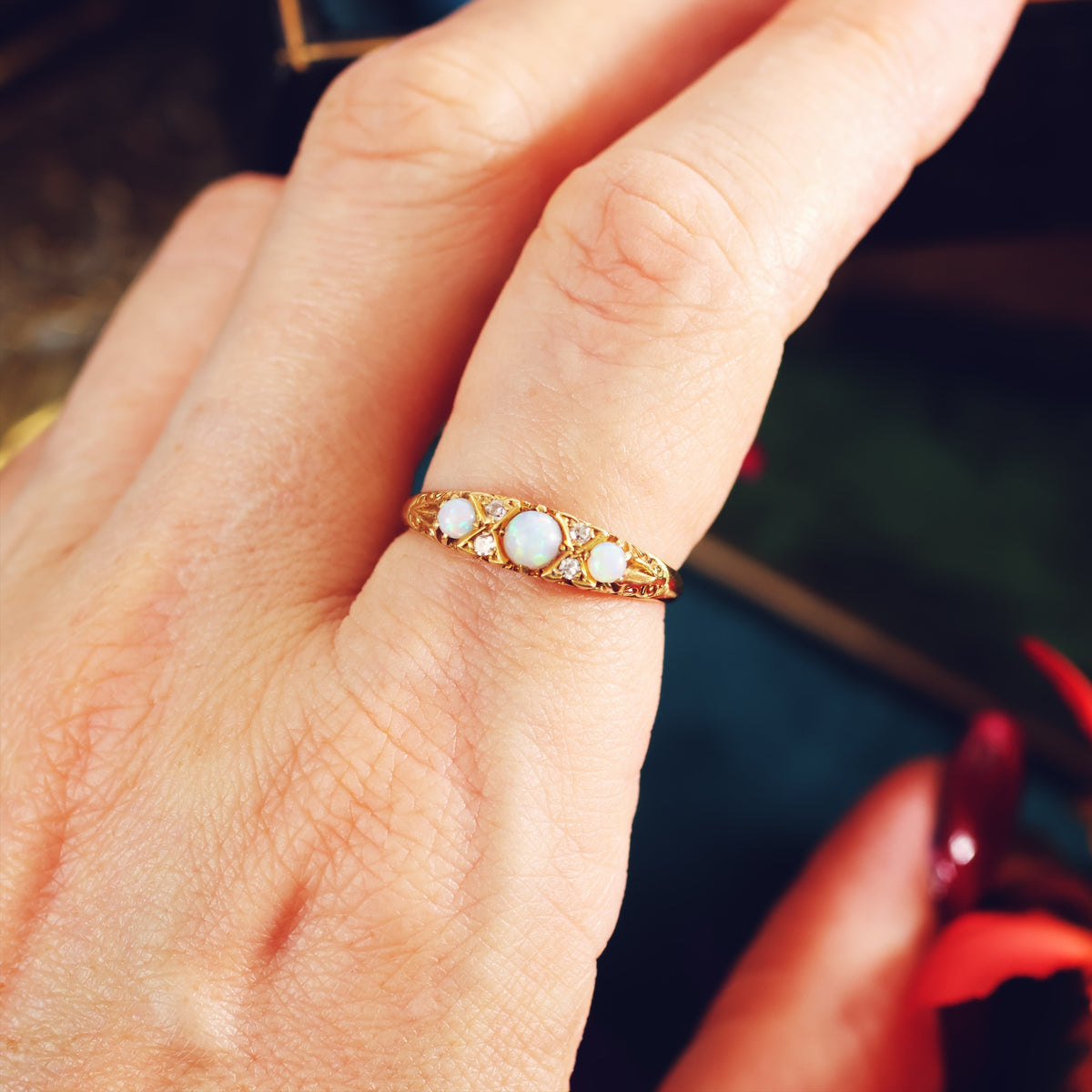 Lovely Vintage 18ct Gold Opal & Diamond Ring