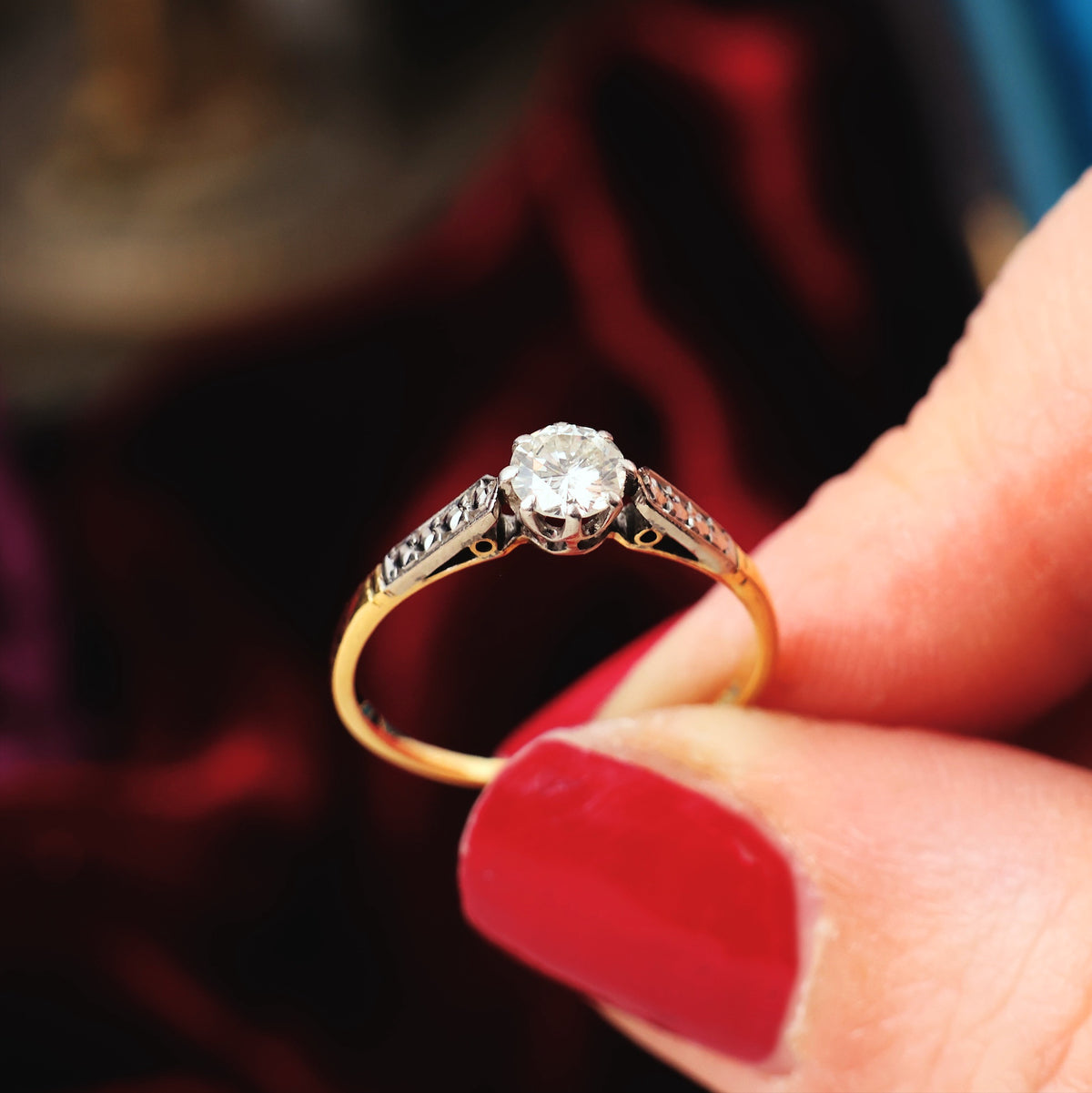 Glittery Vintage Brilliant-cut Diamond Engagement Ring