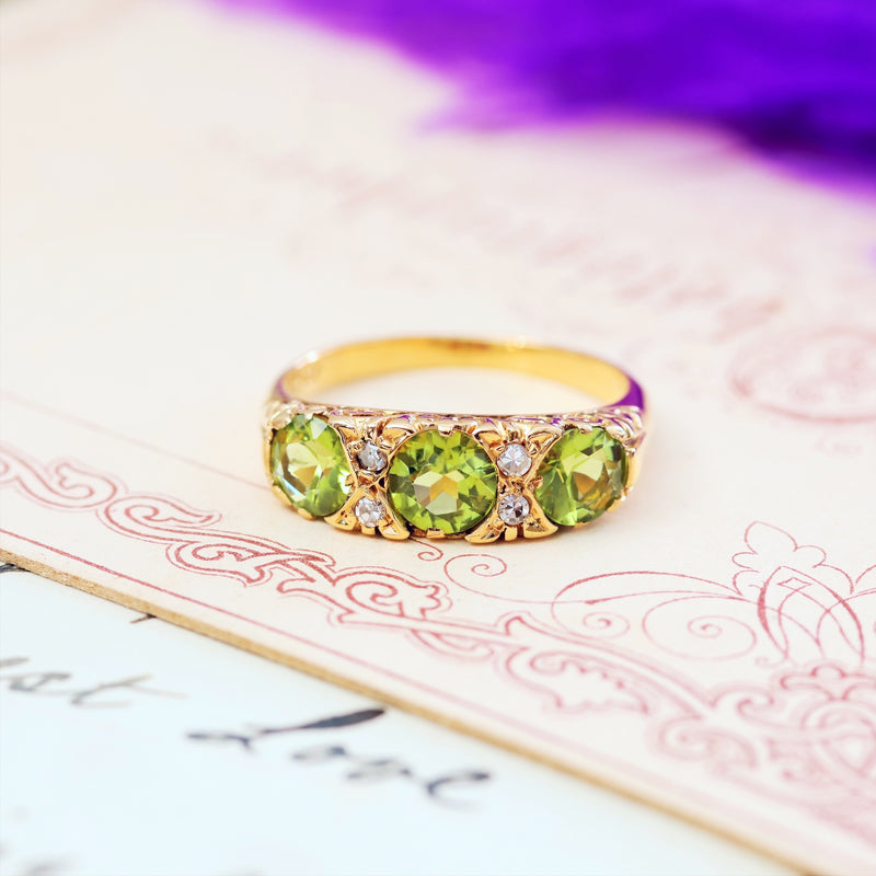 Vintage 18ct Gold Peridot & Diamond Ring