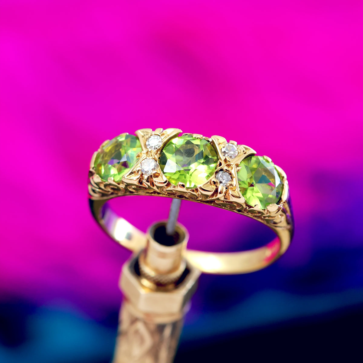 Vintage 18ct Gold Peridot & Diamond Ring