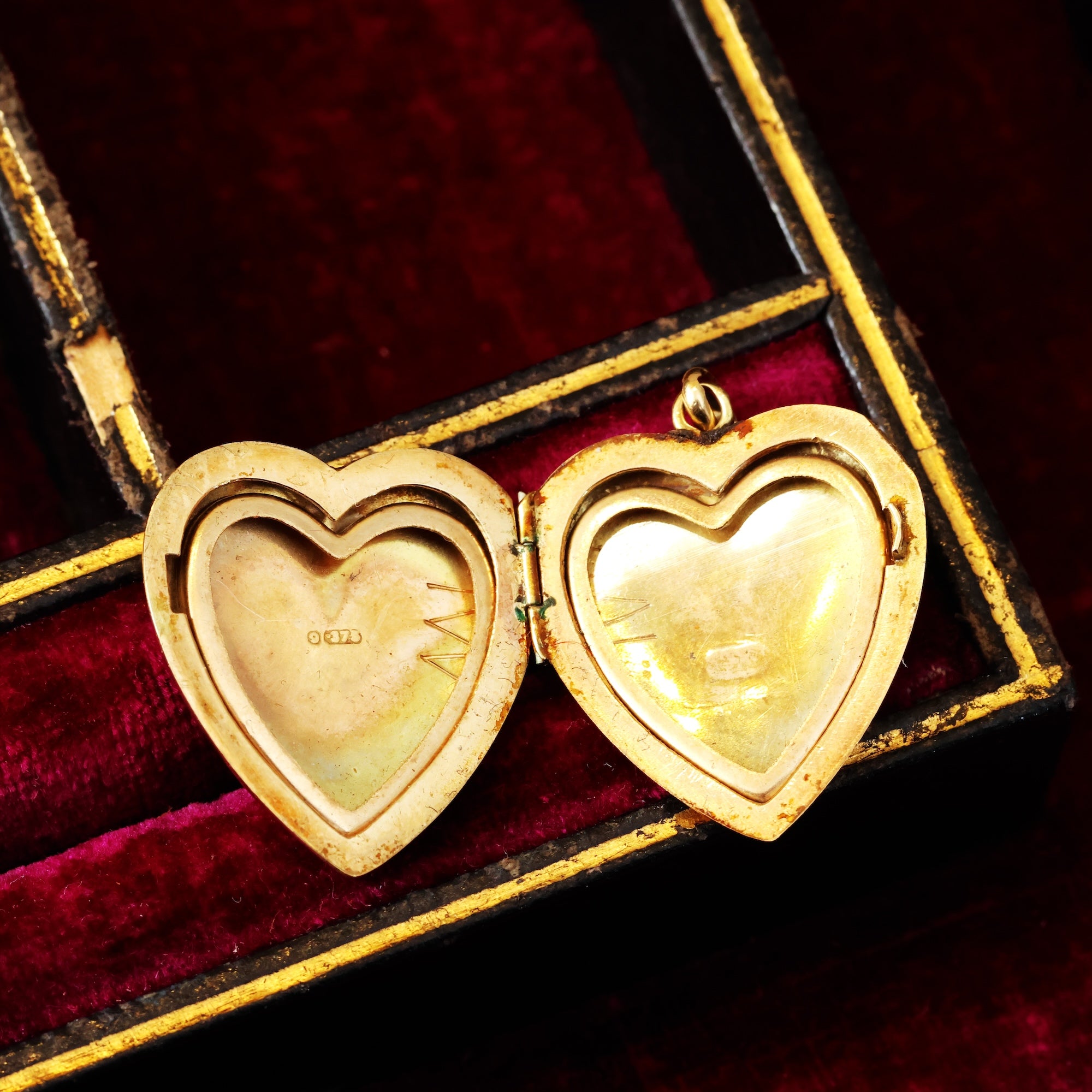 Antique heart locket with equestrial engravings 2024 in Victorian style F211024