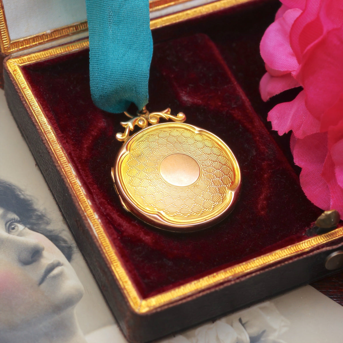 Antique 1920's Art Deco 9ct Gold Locket