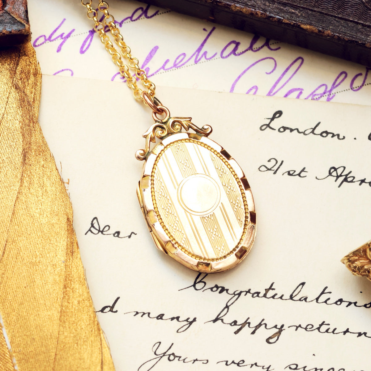 Elegant Antique Edwardian 9ct Gold Locket