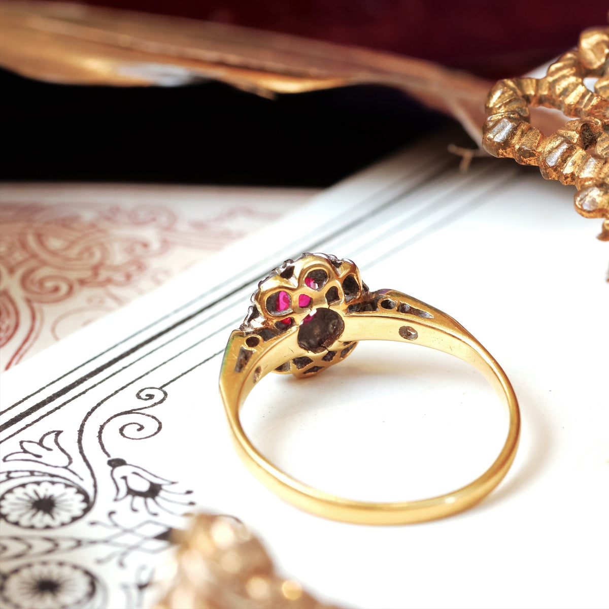 CUUUUTE!! Vintage Ruby & Diamond Cluster Ring