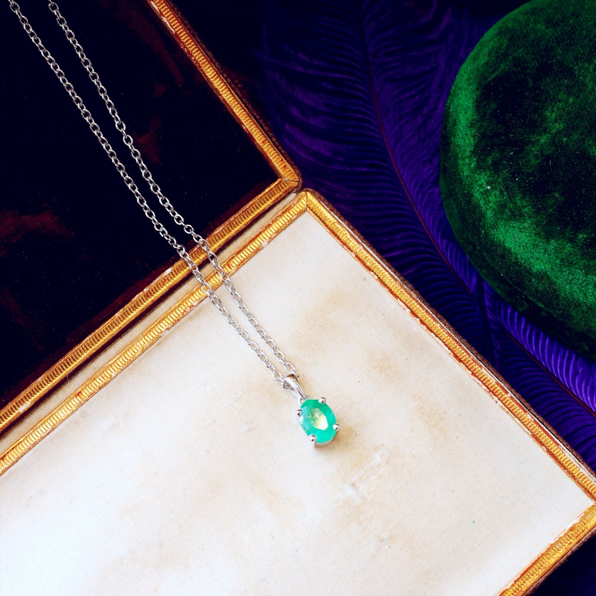 Contemporary 9ct White Gold Emerald Pendant & Chain