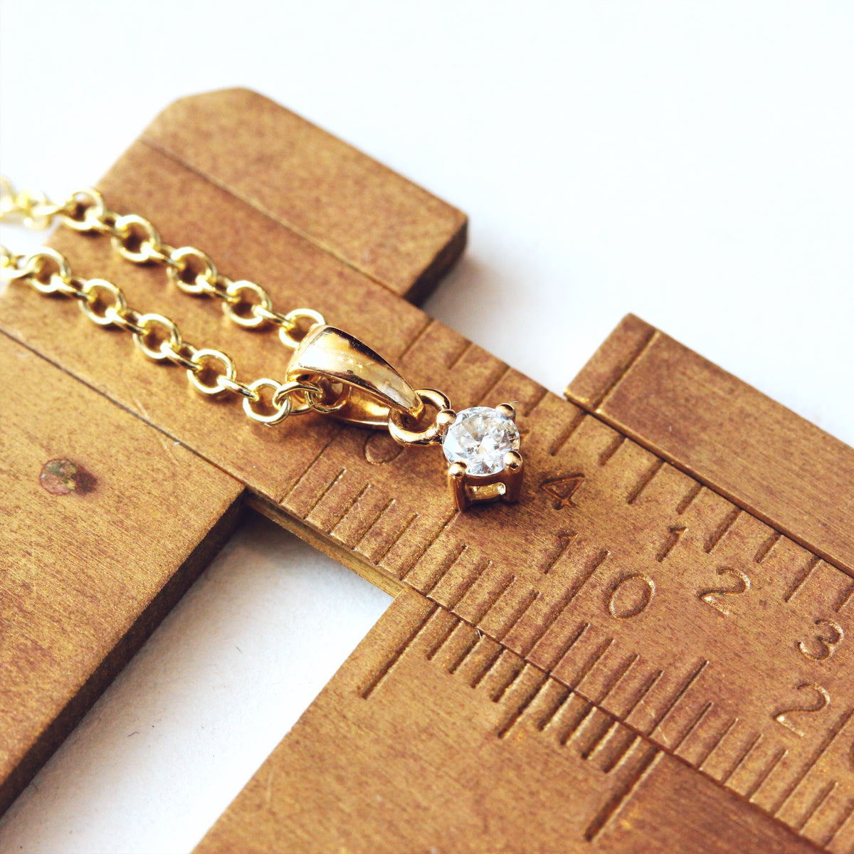 18ct Gold Diamond Solitaire Pendant with Gold Chain