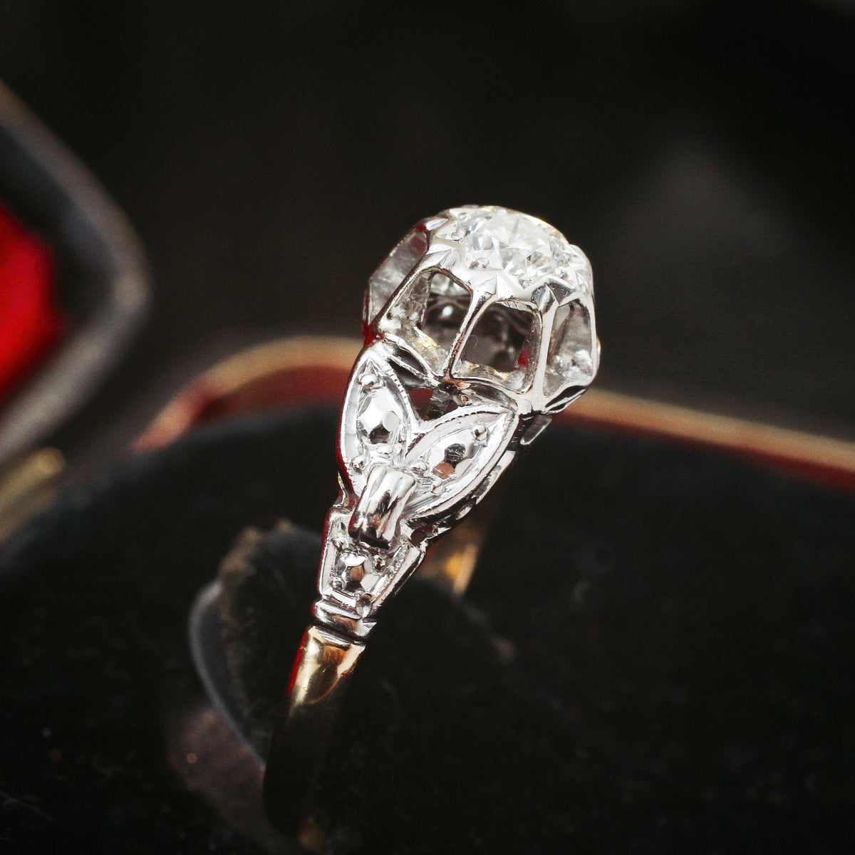 Extravagant Vintage Art Deco Diamond Engagement Ring